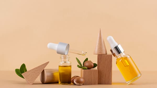 naturalnye-masla-v-uhode-komu-podhodyat-i-kak-pravilno-ispolzovat
