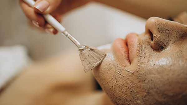 kosmetologicheskie-chistki-litsa-vidy-i-osobennosti-kak-vybrat-podhodyaschuyu-protseduru