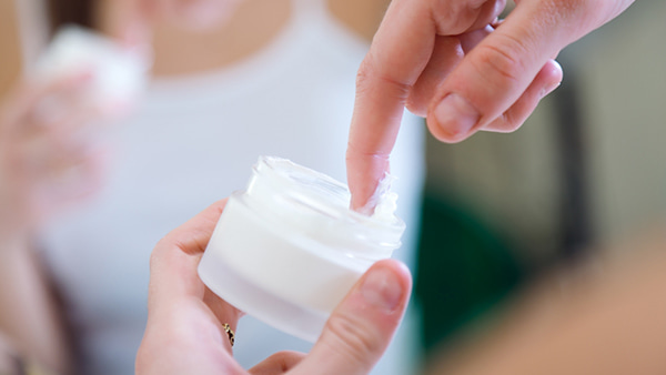 postbiotiki-v-kosmetike-kak-oni-pomogayut-kozhe-siyat-i-vosstanavlivatsya