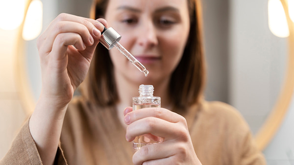 syvorotki-dlya-litsa-kak-vybrat-i-na-kakom-etape-uhoda-primenyat